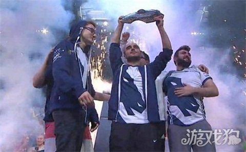 进攻球员 进攻球员